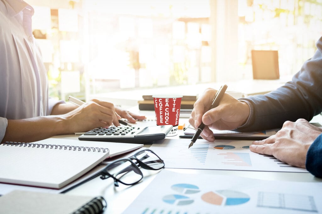 Social trading and discovery